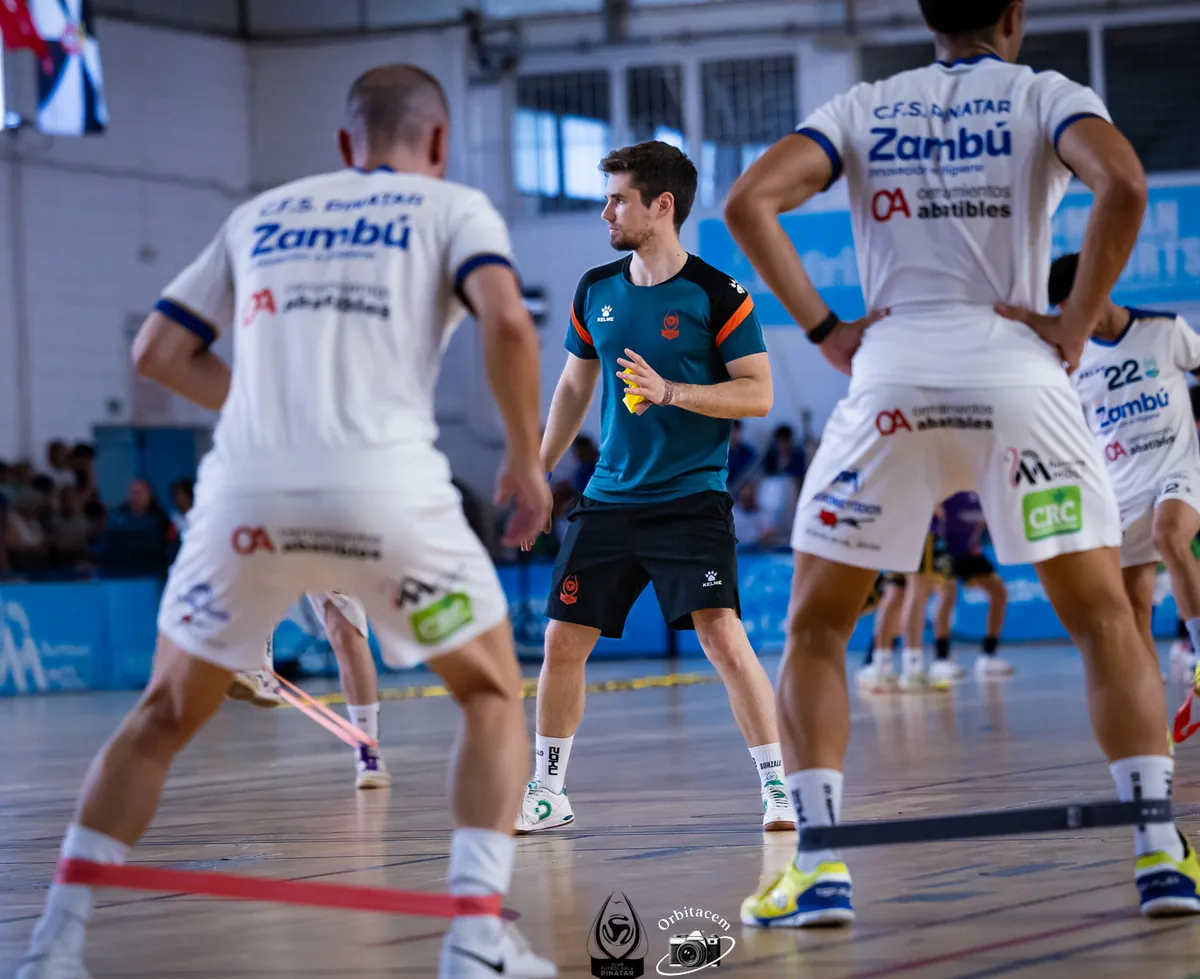 Gonzalo dirigiendo una activación con bandas elásticas a los jugadores del Zambú CFS Pinatar