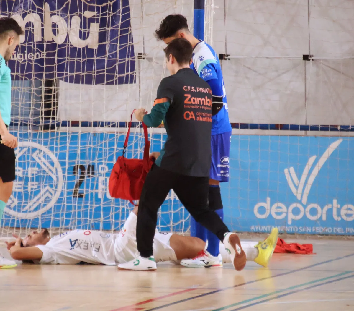 Gonzalo atendiendo a un jugador lesionado en plena pista