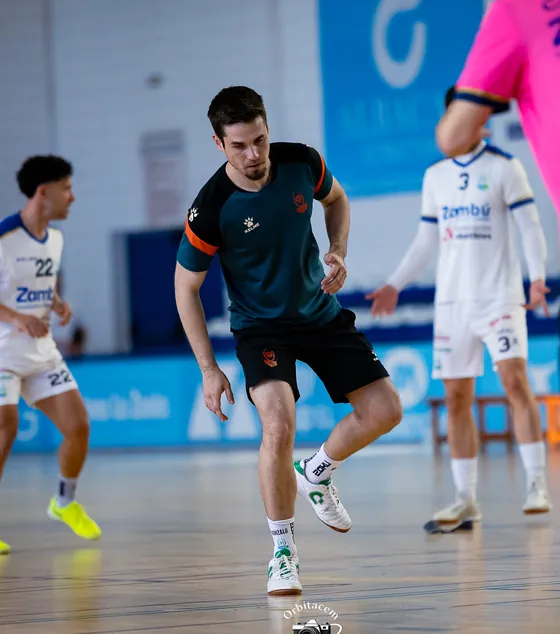 Gonzalo enseñando un ejercicio de activación en pista