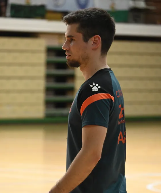 Gonzalo atento al calentamiento del equipo