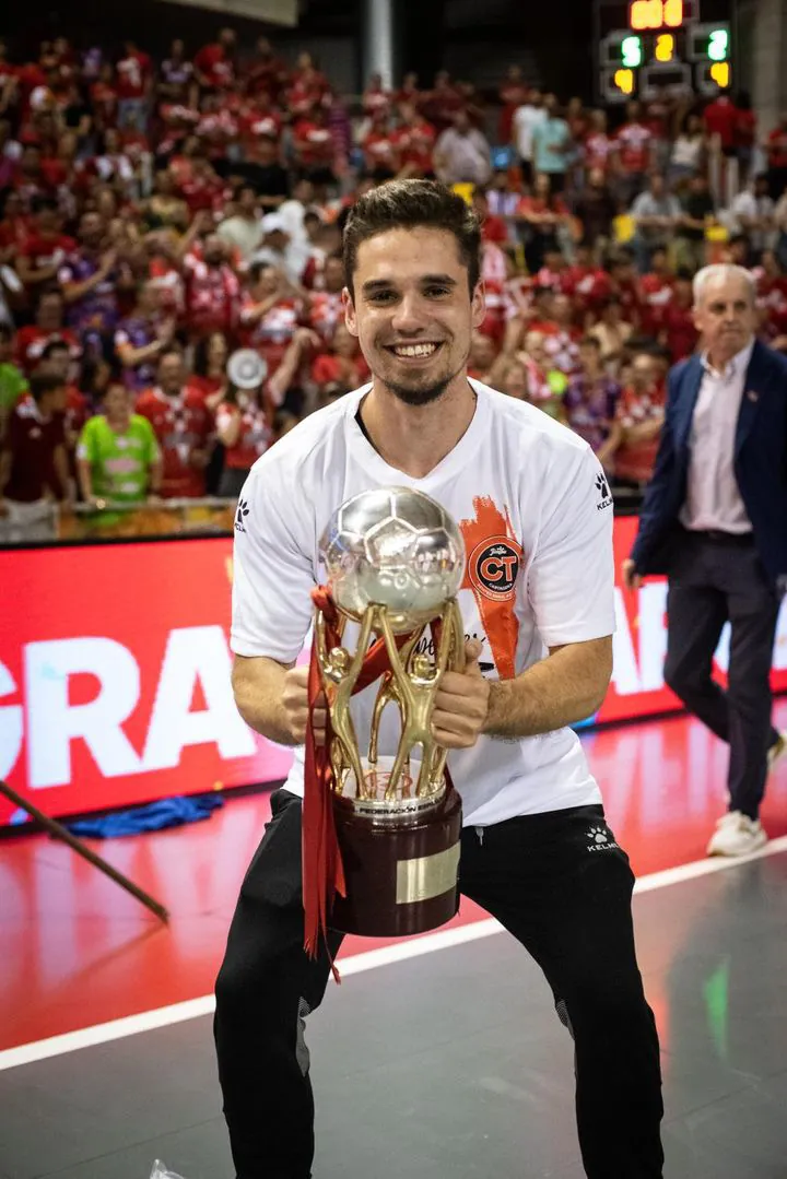 Gonzalo con un trofeo del Jimbee Cartagena FS