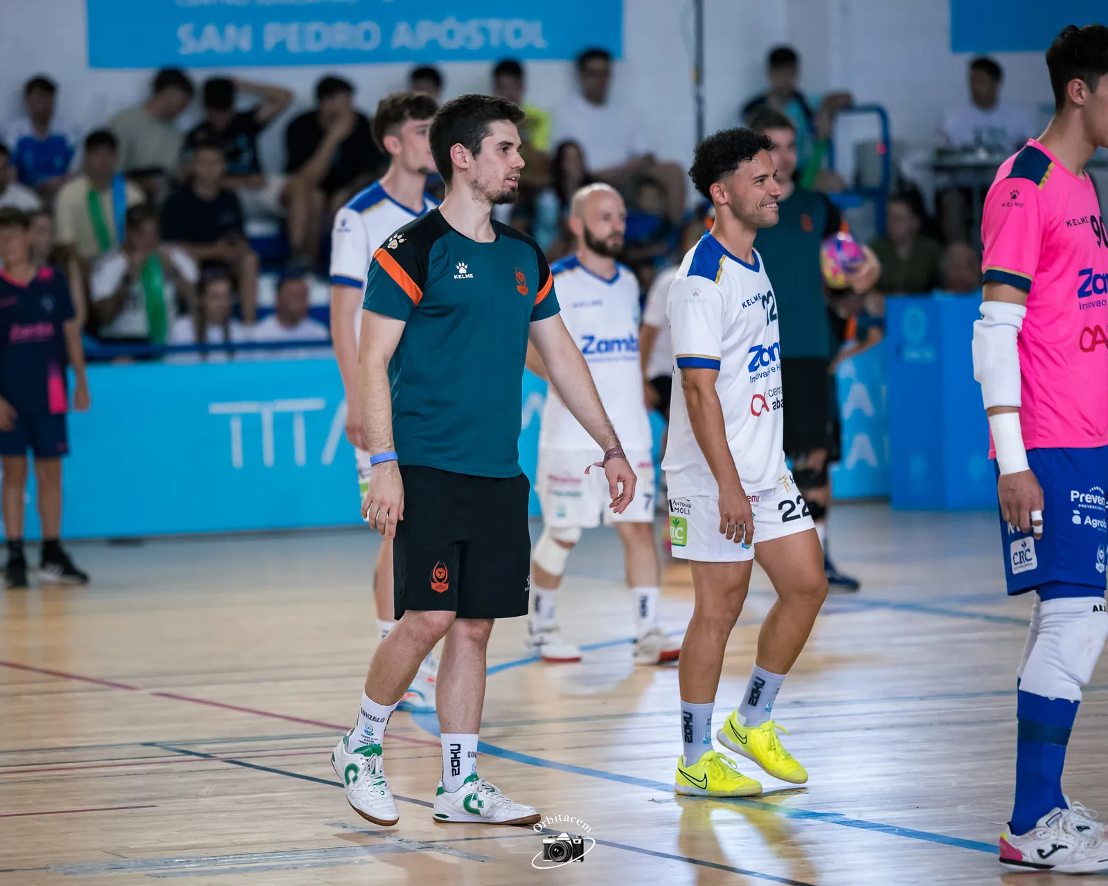 Gonzalo en la pista junto a los jugadores del Zambú CFS Pinatar