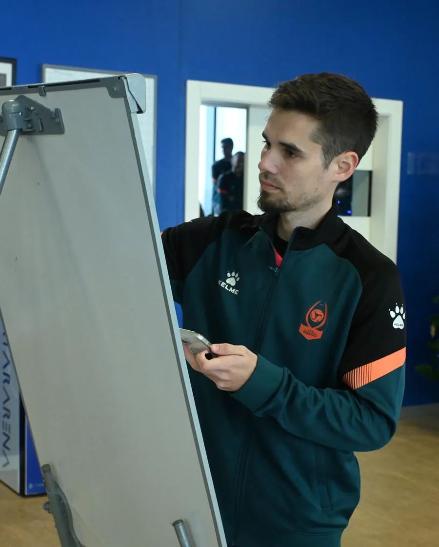 Gonzalo preparando la sesión en la pizarra con la equipación del Zambú CFS Pinatar